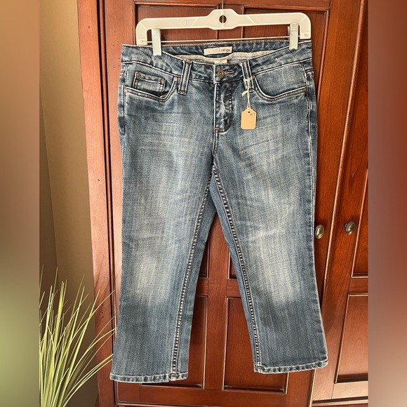 refuge Denim - Refuge Classic Medium Wash Cropped, Distressed Denim Jeans Juniors Size 9